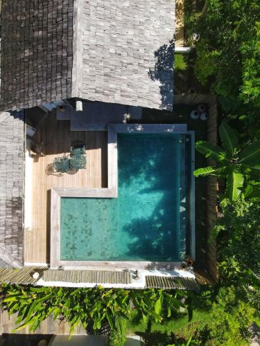 an overhead view of a swimming pool in a house at Casa João de Barro Trancoso in Porto Seguro