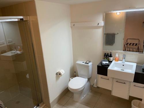Koupelna v ubytování Luxe Resort Units Urangan Esp Hervey Bay Marina Ocean Views Pool