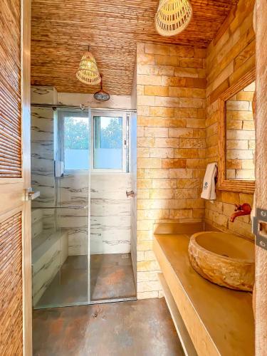 a bathroom with a glass shower and a tub at Suite Brisa Mulata en Laguna Beach, Tolú in Tolú