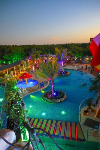 a view of a pool at a resort at night at Suite Brisa Mulata en Laguna Beach, Tolú in Tolú