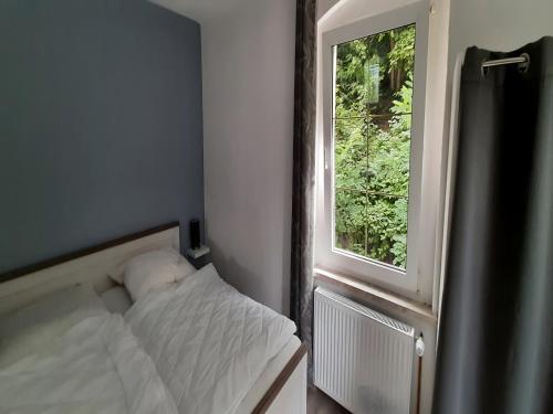 Postel nebo postele na pokoji v ubytování Lakeside Comfort with Garden