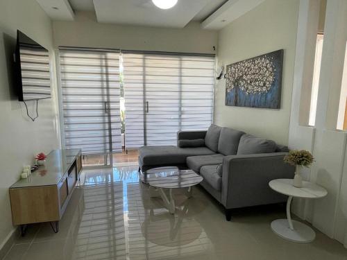 a living room with a couch and a table at Residencias Riva in La Ceiba