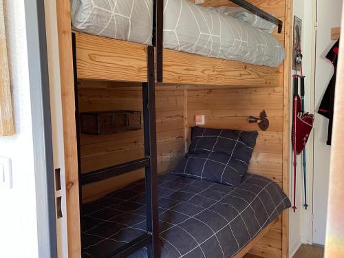 a bunk bed in a tiny house at Grand studio rénové pour 4 pers à Pra-Loup 1500 - FR-1-165A-201 in Uvernet-Fours