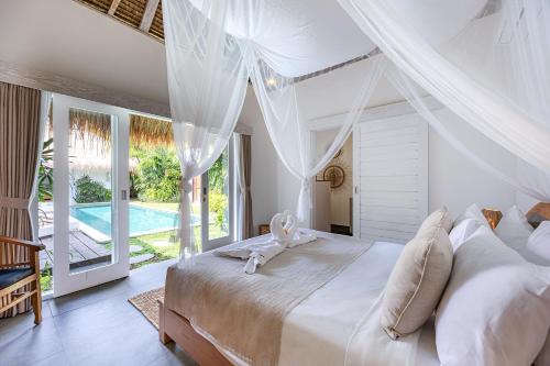 Ένα ή περισσότερα κρεβάτια σε δωμάτιο στο Renovated Villa Aksara Oberoi, 700m to Beach
