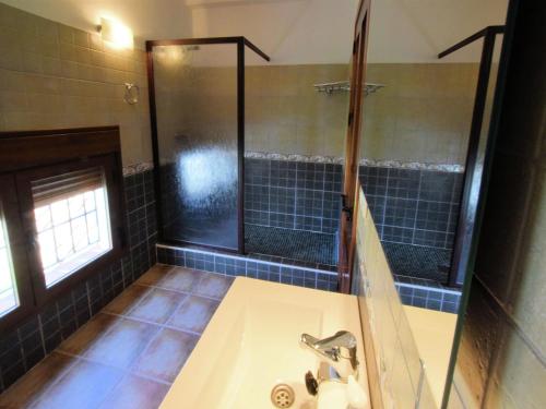 Bilik mandi di Holiday Home Villanueva with Pool and Views