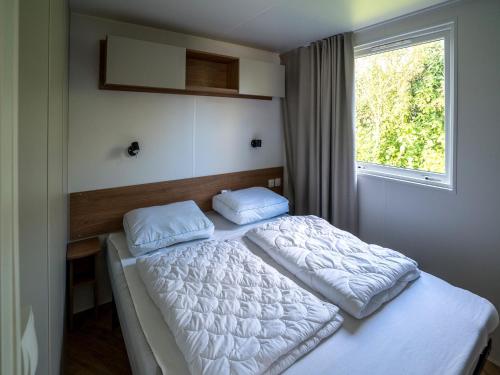 Ένα ή περισσότερα κρεβάτια σε δωμάτιο στο Chalet in Oostkapelle near Beach & Pool