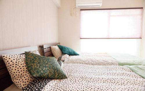 Katil atau katil-katil dalam bilik di 和とモダンデザインの融合 最上階の静かなお部屋 Quiet room on the top floor 駅徒歩1分 1 min walk from station 30 minutes to Ghibli Park