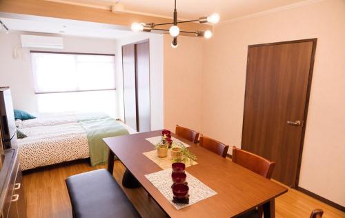 Katil atau katil-katil dalam bilik di 和とモダンデザインの融合 最上階の静かなお部屋 Quiet room on the top floor 駅徒歩1分 1 min walk from station 30 minutes to Ghibli Park