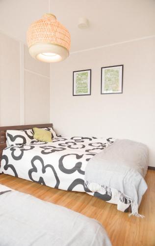 Katil atau katil-katil dalam bilik di 和とモダンデザインの融合 最上階の静かなお部屋 Quiet room on the top floor 駅徒歩1分 1 min walk from station 30 minutes to Ghibli Park
