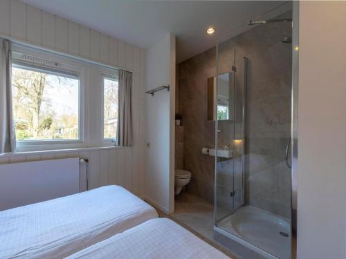 Ένα μπάνιο στο Bungalow in Sint Maartenszee near the beach