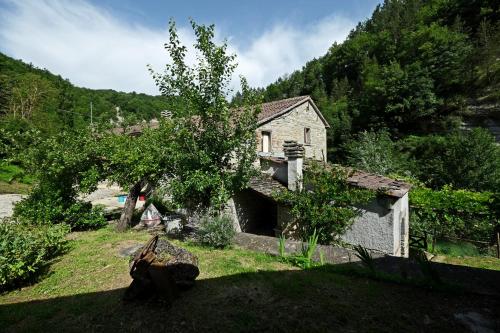 an old house in the middle of a field at Agriturismo Mulino di Culmolle in Raggio