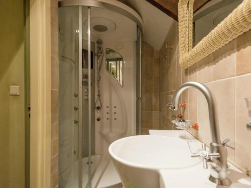 Phòng tắm tại Farmhouse in Reest Valley with Sauna & Hot Tub
