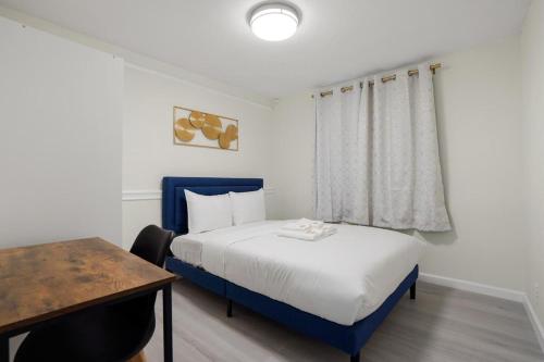 ein kleines Schlafzimmer mit einem Bett und einem Tisch in der Unterkunft Cozy Affordable Private Rooms Newly Renovated near SF Transportation in San Francisco