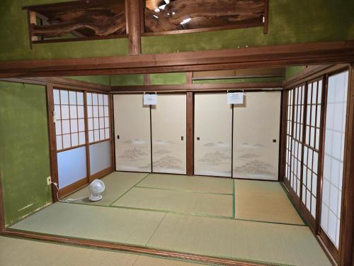 an empty room with glass doors and windows at いすみエンガワのある古民家 in Isumi