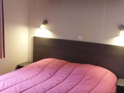 Ένα ή περισσότερα κρεβάτια σε δωμάτιο στο Mobil-home avec terrasse pour 4 pers - API-1-52-258