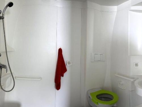 Koupelna v ubytování Mobil-home accessible de 32m² avec terrasse à Bretignolles-sur-Mer - API-1-52-327
