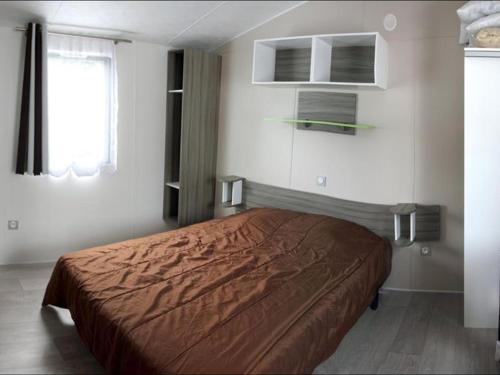 Postel nebo postele na pokoji v ubytování Mobil-home accessible de 32m² avec terrasse à Bretignolles-sur-Mer - API-1-52-327