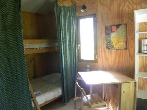 Postel nebo postele na pokoji v ubytování Chalet 4 pers avec Terrasse - API-1-52-419