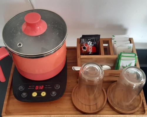 タバナンにあるThe Carik Homestayのまな板の上のブレンダーの上に鍋が置かれている