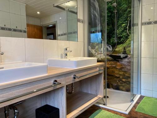 Bilik mandi di Farmhouse in St Johann with Sauna & Garden