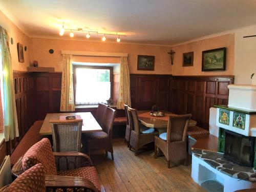 Ruang duduk di Farmhouse in St Johann with Sauna & Garden