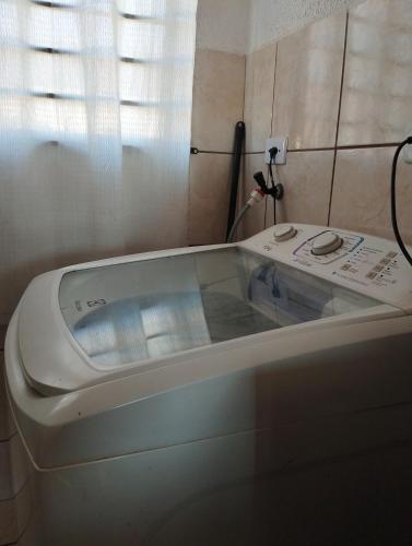 a bathroom with a toilet in a room at Apartamento 2 quartos in Cascavel