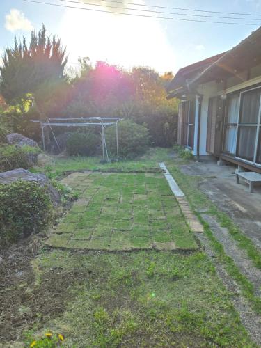 a yard of a house with a bench in it at いすみエンガワのある古民家 in Isumi