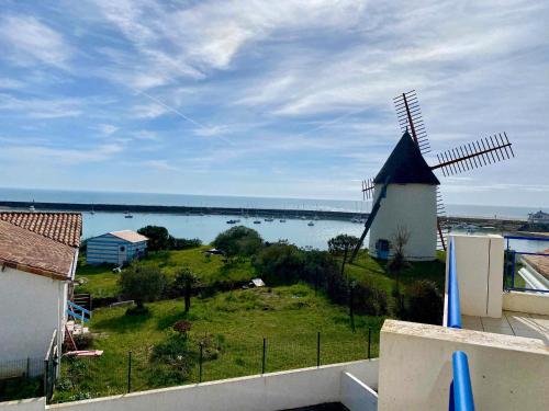 Appartement lumineux avec balcon et parking face au port, proche océan - FR-1-336-160