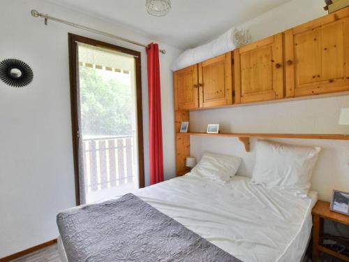 une chambre avec un lit et une fenêtre dans l'établissement Charmant appartement 4 pers. près des pistes et commerces, balcon Est, confort moderne ללא מקהאוי - FR-1-498-50, à Bernex