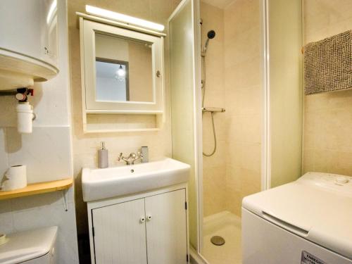 une petite salle de bain avec un lavabo et une douche dans l'établissement Charmant appartement 4 pers. près des pistes et commerces, balcon Est, confort moderne ללא מקהאוי - FR-1-498-50, à Bernex
