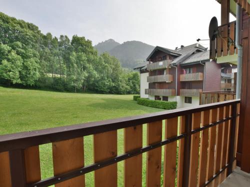 - une vue depuis le balcon d'un complexe dans l'établissement Charmant appartement 4 pers. près des pistes et commerces, balcon Est, confort moderne ללא מקהאוי - FR-1-498-50, à Bernex