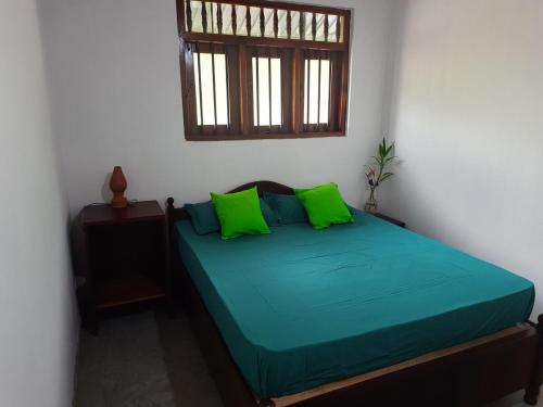 Un ou plusieurs lits dans un hébergement de l'établissement KoKo HomeStay-Weligama Apartment & Private Room