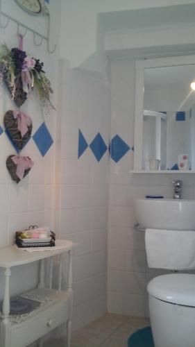 La salle de bains est pourvue de toilettes et d'un lavabo. dans l'établissement B&B La casa del mugnaio di Capriata d'Orba, à Predosa