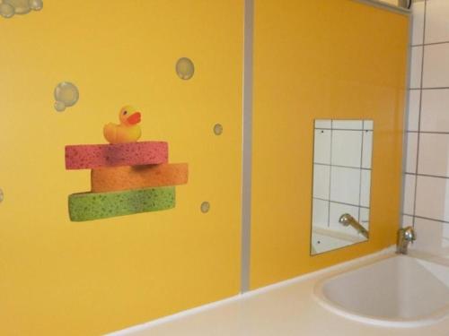 Ένα μπάνιο στο Mobil Home avec Terrasse pour 4 personnes - API-1-52-483