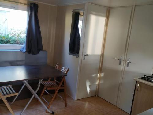 Gallery image of Mobil-home spacieux avec terrasse - 6 personnes - API-1-52-718 in Banes