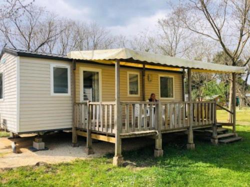 Mobil home avec terrasse pour 6 personnes - API-1-52-397