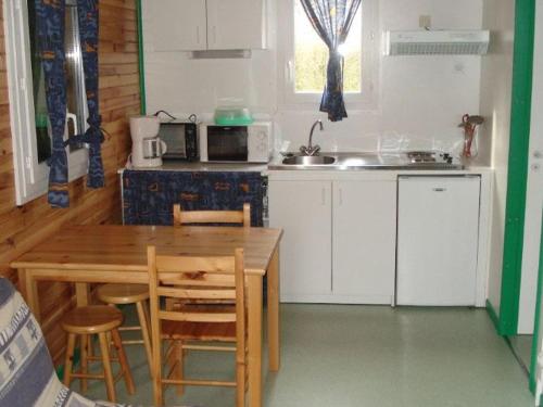 Imagen de la galería de Chalet cosy avec terrasse pour 2 pers. à Naucelle - API-1-52-334, en Naucelle