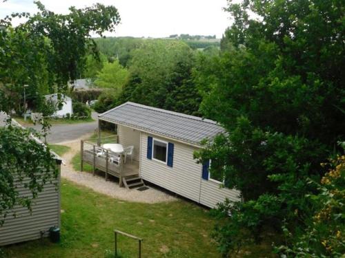 Gallery image of Mobil home confortable avec terrasse pour 6 personnes - API-1-52-646 in Guégon
