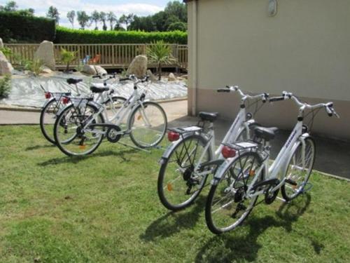 Gallery image of Mobil home confortable avec terrasse pour 6 personnes - API-1-52-646 in Guégon