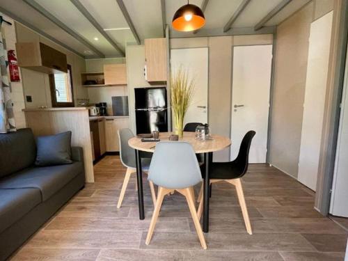 Galeriebild der Unterkunft Chalet 3 pièces avec terrasse à Coulon - API-1-52-669 in Coulon