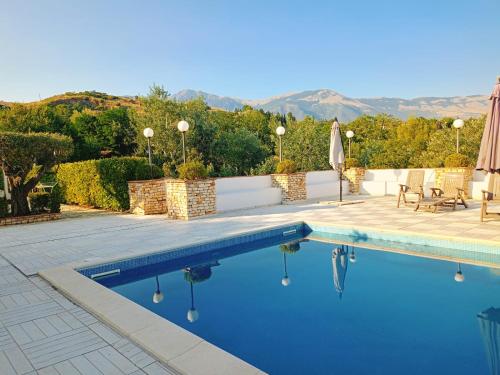 una piscina con vistas a las montañas en Villa Giulia di G Malagrinò, en Castrovillari