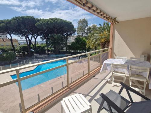 Studio avec coin nuit, aperçu mer, piscine et parking à Sainte-Maxime