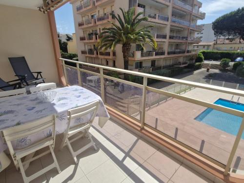 Studio avec coin nuit, aperçu mer, piscine et parking à Sainte-Maxime