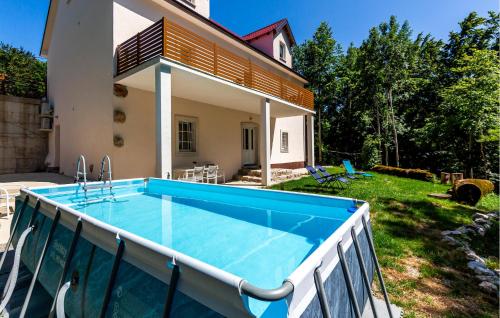 Πισίνα στο ή κοντά στο Lovely Home In Zlobin With Sauna