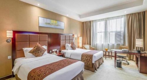 Giường trong phòng chung tại Zhongzhou International Hotel