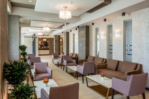 a waiting room with couches and chairs and tables at New Splendid Hotel & Spa - Adults Only (+16) in Mamaia