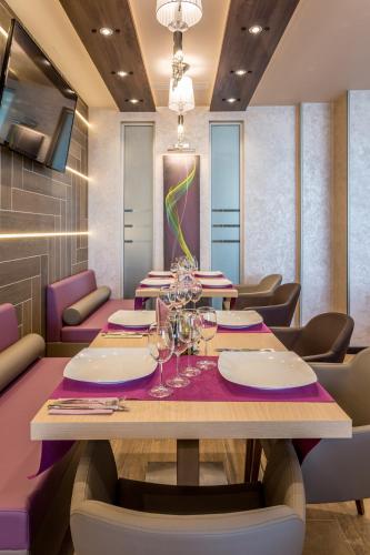 a dining room with a table with wine glasses at New Splendid Hotel & Spa - Adults Only (+16) in Mamaia