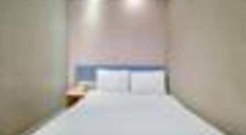 a white bed in a small room with at Home Inn Neo Zhuji Zhejiang Agriculture and Forestry University in Shaoxing