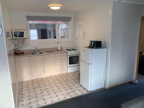 Cuisine ou kitchenette dans l'établissement Red Tussock Motel