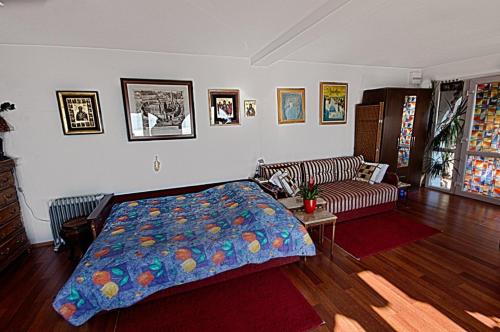 a bedroom with a bed and a couch at Villa Blue Dreams in Bar